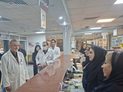 بازدید دکتر امیدوار رضائی از بخش های اورژانس و واحد های درمانی مرکز در ایام جنگ تحمیلی رمضان